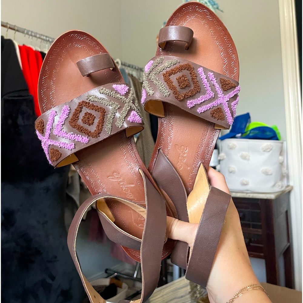 FREE PEOPLE embroidered leather sandals 💚